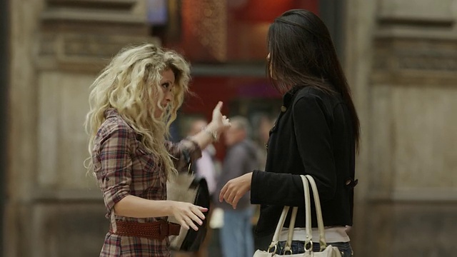中景:两个女人在购物中心争吵，意大利米兰视频下载