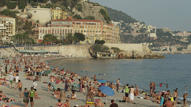 人们享受法国海滩/尼斯，法国的广角镜头视频素材