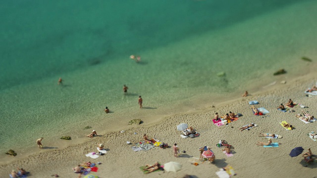 人们享受海滩的时间流逝/ Villafranche，法国视频素材