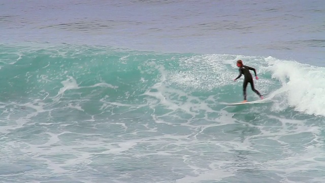 冲浪者在世界著名的Rip Curl专业冲浪比赛的地点在贝尔海滩/贝尔海滩，澳大利亚维多利亚的镜头视频素材