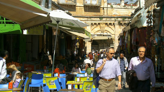 MS拍摄的游客在以色列犹太的耶路撒冷老城行走视频素材