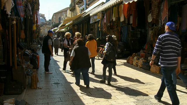 图为游客在以色列犹太的耶路撒冷旧城漫步视频素材