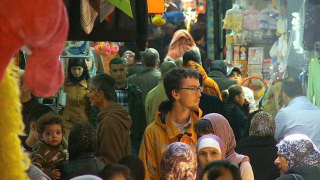 这张照片拍摄于以色列犹太耶路撒冷老城穆斯林区街道上的人群视频素材