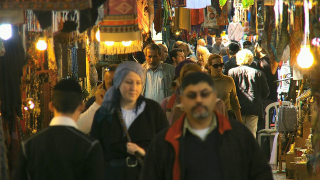 图为游客在以色列犹太的耶路撒冷旧城购物视频下载