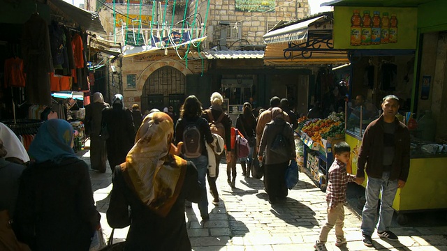 在以色列犹太的耶路撒冷穆斯林区，人们在台阶上走来走去视频素材