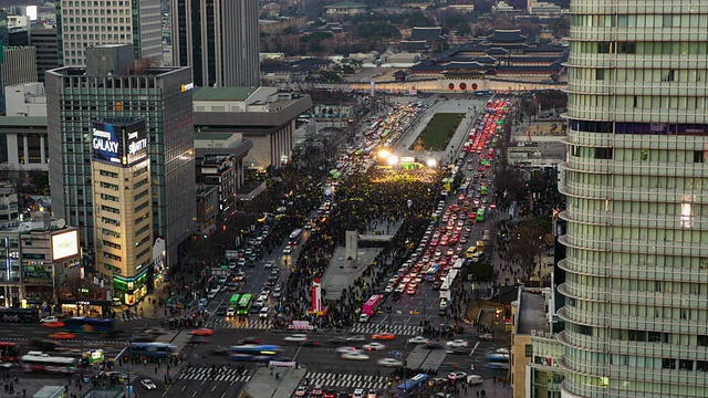 韩国首尔，光华门广场上的人群视频素材