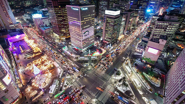 韩国首尔，晚上，经过euljiro 1(il) ga站的十字路口上的车辆视频下载
