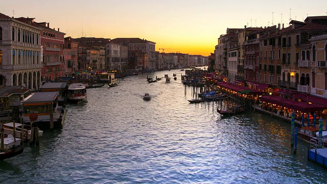 从日落到夜晚在里亚托桥拍摄的格兰德运河/意大利威尼斯视频素材