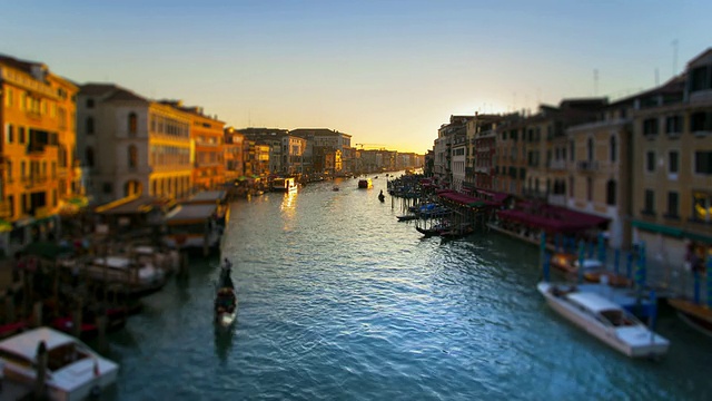 MS T/L在里亚托桥拍摄的从日落到夜晚的格兰德运河/意大利威尼斯视频素材