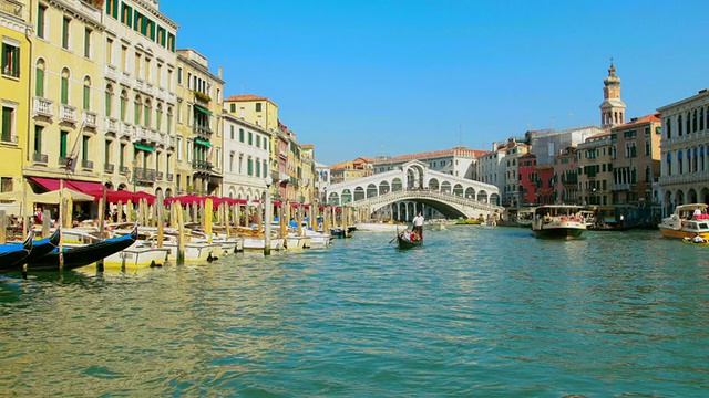 从意大利威尼斯威尼斯的里亚托桥下驶过的大运河(Canal Grande)水上出租车的超延时视频素材