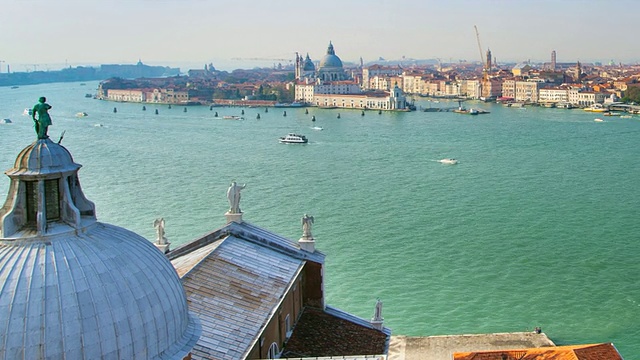意大利威尼斯，大运河，圣玛丽亚德拉敬礼教堂和圣马可广场视频下载