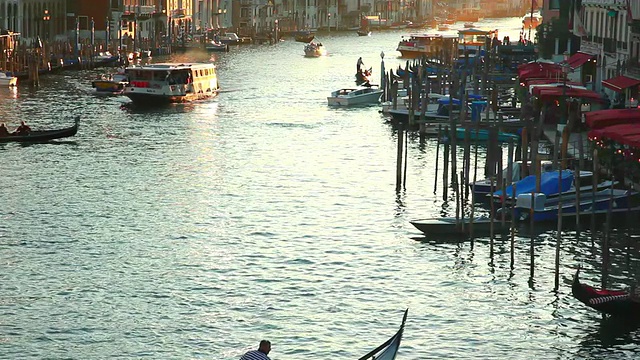 日落时分，大运河里的里亚托桥上的贡多拉船/意大利威尼斯视频素材