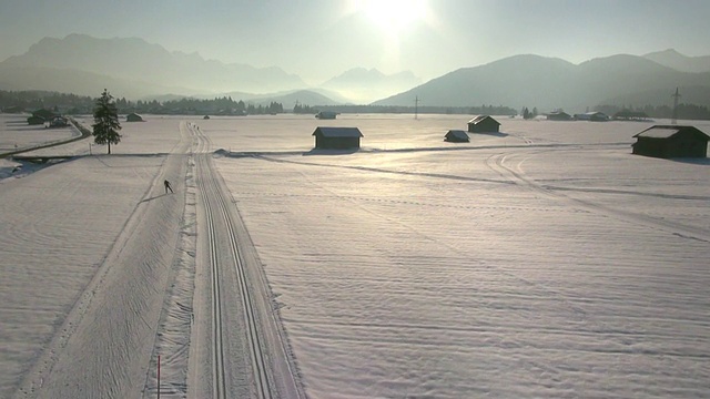 WS鸟瞰图的越野滑雪者和山脉在冬天/瓦尔高，巴伐利亚，德国视频下载