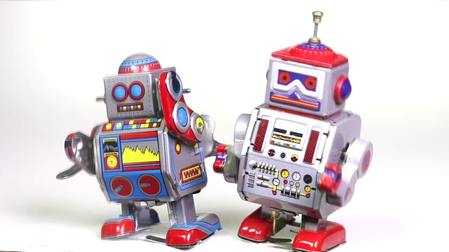 两个复古的锡玩具机器人视频素材