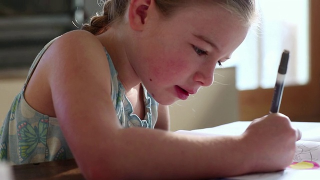 小女孩用马克笔涂色/美国新墨西哥州拉米视频素材