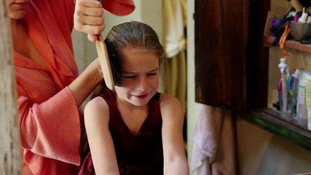 妈妈给女儿梳头/美国新墨西哥州拉米视频素材