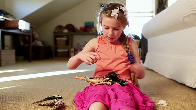 穿着洋娃娃衣服的小女孩/拉米，美国新墨西哥州视频素材