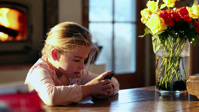 MS年轻女孩使用智能手机/拉米，新墨西哥，美国视频素材