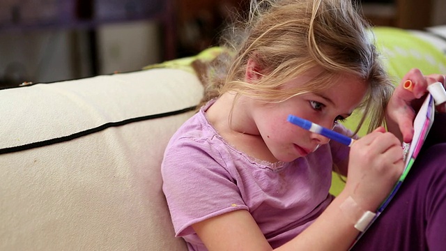 MS小女孩用马克笔涂色/美国新墨西哥州拉米视频素材