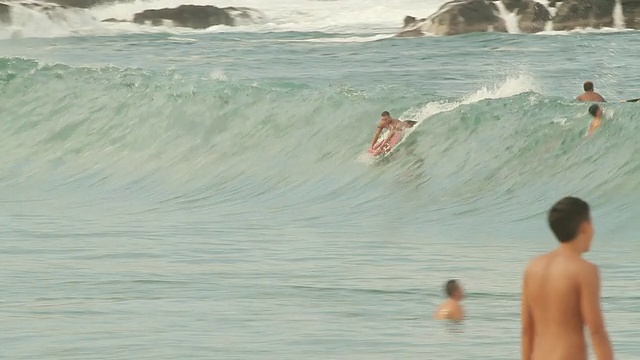 在美国夏威夷瓦胡岛大浪上冲浪的身体冲浪者的照片视频素材