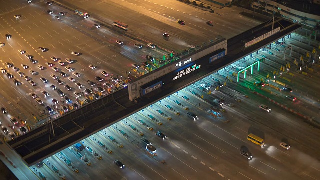 WS T/L观收费亭在晚上的交通/首尔，韩国视频素材