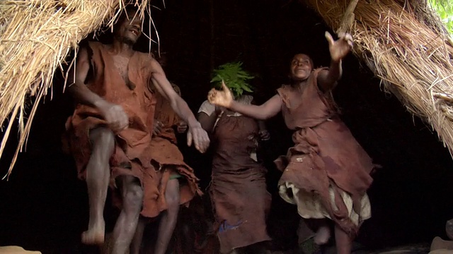 乌干达卡巴莱，男男女女在当地歌曲上跳部落舞视频素材