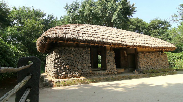 传统茅草屋顶的房子/济州岛，韩国视频下载