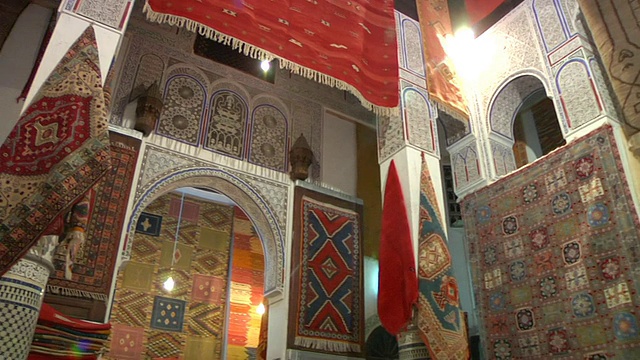 MS PAN拍摄于摩洛哥中部北部城市Fes的室内手工地毯视频下载