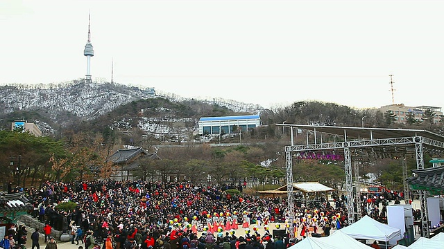 WS观韩国传统音乐表演团体在韩国首尔南山民俗村的表演视频素材