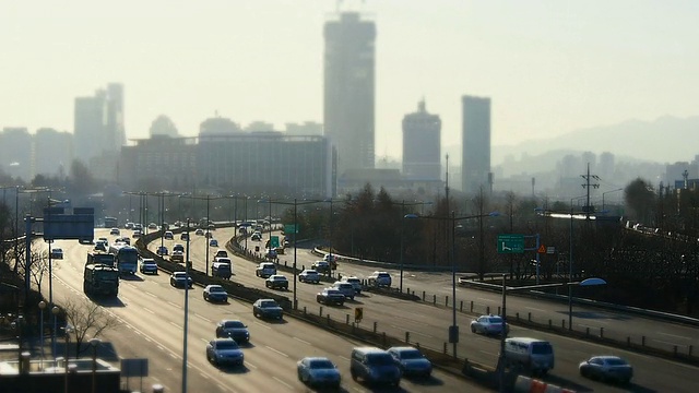 韩国首尔，奥林匹克高速公路交通的WS T/L视图视频素材