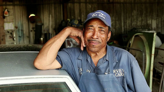 MS肖像汽车修理店的老板/斯泰兹波罗，美国乔治亚州视频素材