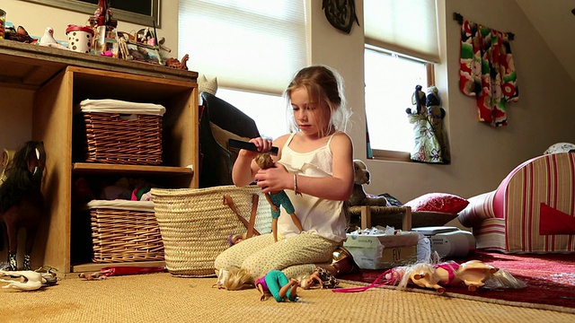 MS TU小女孩玩她的洋娃娃/拉米，新墨西哥州，美国视频素材