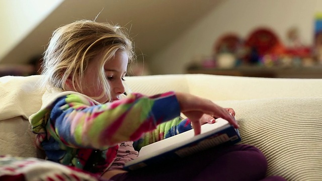 MS小女孩在她的房间里读故事书/拉米，新墨西哥，美国视频素材
