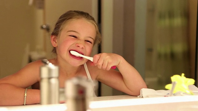 小女孩在浴室里刷牙/美国新墨西哥州拉米视频素材