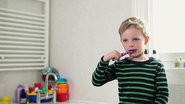 男孩刷牙视频素材