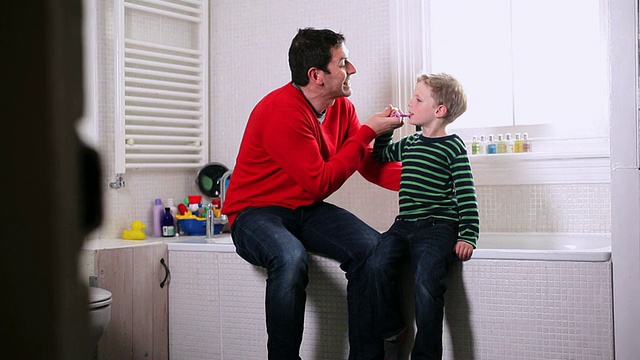 父亲和儿子在浴室里视频素材