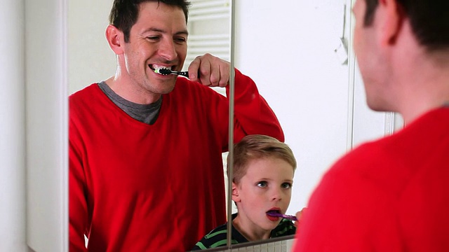 父亲和儿子在刷牙视频素材