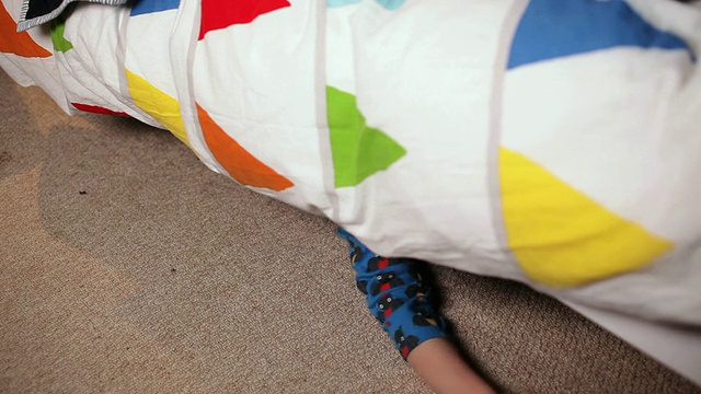 小男孩躲在床底下视频素材