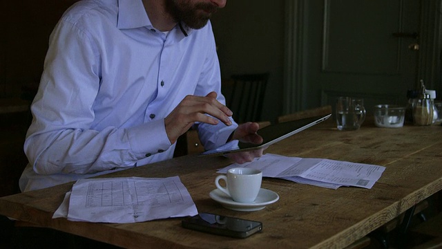 男人使用数码平板电脑视频素材