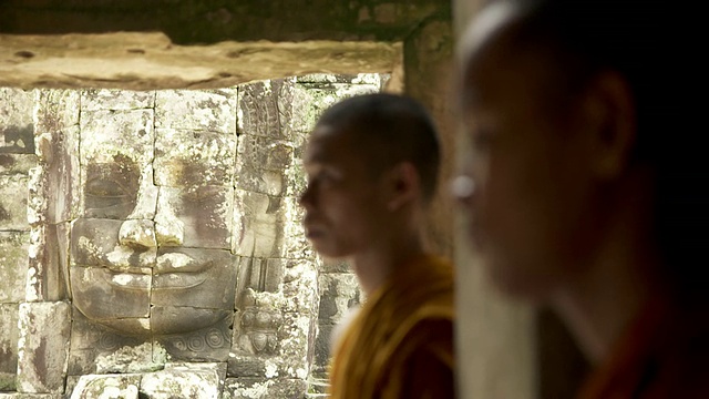 MS R/F吴哥窟寺庙石刻脸的照片，两个和尚的脸/暹粒省，柬埔寨视频素材