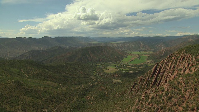WS鸟瞰图岩石红色的山脉与绿色植物和其他绿色的山/科罗拉多州，美国视频素材