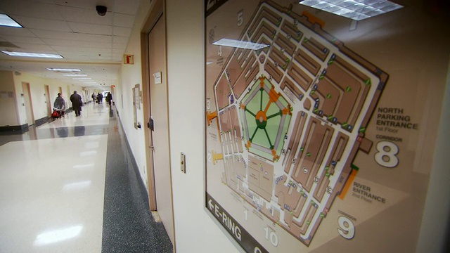 MS拍摄的五角大楼的地图墙上和人们走过走廊/阿灵顿，弗吉尼亚州，美国视频下载