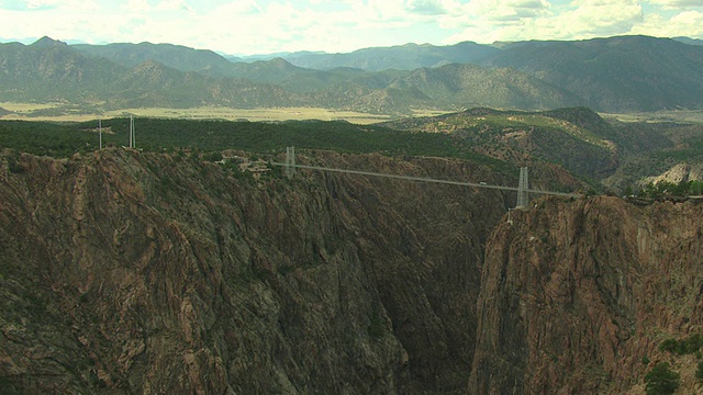 红色岩石和皇家峡谷桥的鸟瞰图在弗里蒙特县越过阿肯色河与山脉/科罗拉多州，美国视频下载