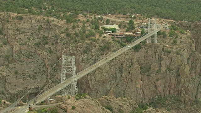鸟瞰图的皇家峡谷桥在弗里蒙特县，人们走在阿肯色河上的桥上/科罗拉多州，美国视频下载