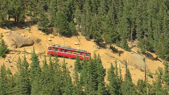 鸟瞰图派克峰轮齿铁路推动陡峭的山坡和森林山坡与岩石峰/科罗拉多州，美国视频素材