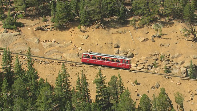 美国科罗拉多州，派克峰齿形铁路在陡峭山坡上行驶的鸟瞰图视频素材