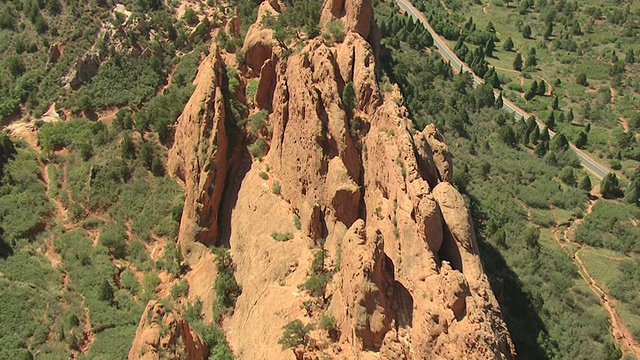 MS DS鸟瞰图红色岩石边缘与绿色植物植根于岩石在强烈的阳光/科罗拉多斯普林斯，科罗拉多州，美国视频素材
