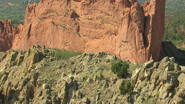 MS DS TU ZI ZO鸟瞰图白色岩石表面和岩层突出的地面和停车场和山脉与日光/科罗拉多斯普林斯，科罗拉多州，美国视频素材
