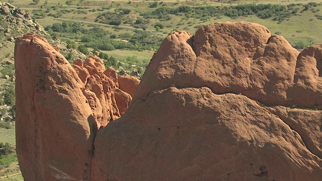 MS AERIAL Shot的红色岩石在日光和绿色地面覆盖/科罗拉多斯普林斯，科罗拉多州，美国视频素材