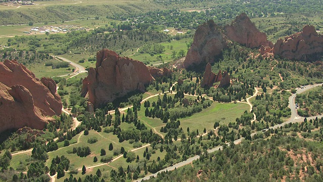 MS鸟瞰图的大红色岩石岩层突出的地面到空气在白天/科罗拉多斯普林斯，科罗拉多州，美国视频素材